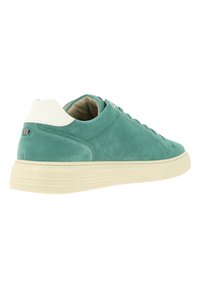 Teal suede sneaker met een witte hieltab, ronde neus en beige rubberen zool. Voorzien van tonale stiksels en een klein multicolor logo detail.