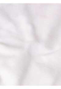 Jemná bílá bavlněná látka s hladkým povrchem, vykazující jemné záhyby a mírný lesk, bez vzorů nebo ozdob.