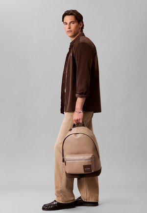 Calvin Klein, CALVIN KLEIN MONOLOGO ROUND BACKPACK - Sac à dos - desert taupe