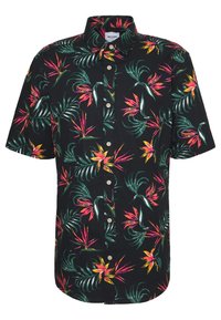 Camisa de manga corta con fondo negro y coloridos patrones de flores y hojas tropicales, hecha de una tela ligera; con botones en la parte delantera.
