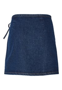 Tumesinises toonis teksaseelik, millel on vöö seotud paelaga, sile tekstuur ning kahekordne õmblus ääres, tagades suurema vastupidavuse.