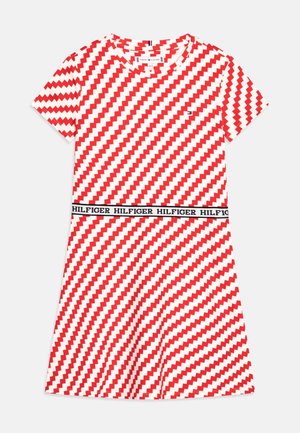 Vestido de manga corta con patrón de zigzag en rojo y blanco, escote redondo y cinturilla elástica negra con la palabra "HILFIGER" impresa.