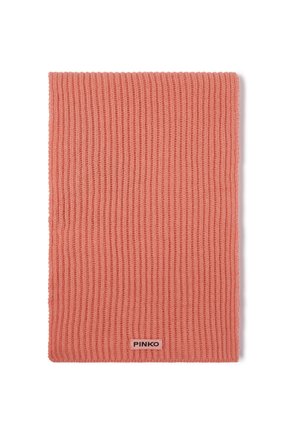 Écharpe tricotée rose corail avec une texture en côtes verticales et une petite étiquette de marque en bas, de forme rectangulaire.