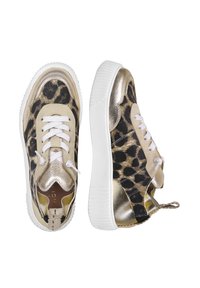 Leoprint-Sneaker mit goldenen metallischen Akzenten, weißen Schnürsenkeln und einer strukturierten weißen Sohle. Verfügt über eine Lasche an der Ferse für einfaches Anziehen.
