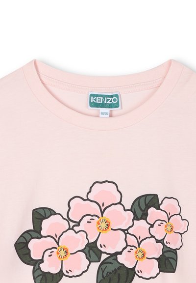 T-shirt en coton rose clair avec un graphique floral comportant des fleurs roses et des feuilles vertes, à manches courtes et à encolure ronde. Étiquette Kenzo incluse.