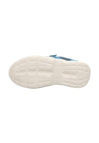 Podešev obuvi z texturované bílé gumy, s segmentovaným vzorem pro přilnavost. Akcentováno modrým materiálem na horním okraji.