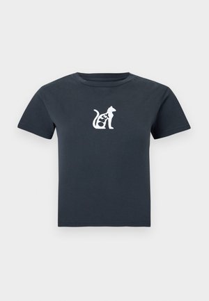 T-shirt de mangas curtas cinza escuro com uma pequena ilustração de um gato branco e a palavra "OLEY" integrada no corpo do gato, no peito.