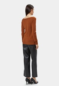 INFLUENCER BOAT-NECK BASIC - Maglione - caramel
