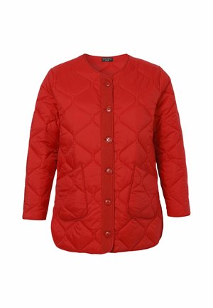 Veste matelassée rouge à manches longues, col rond, six boutons devant et deux poches plaquées devant.