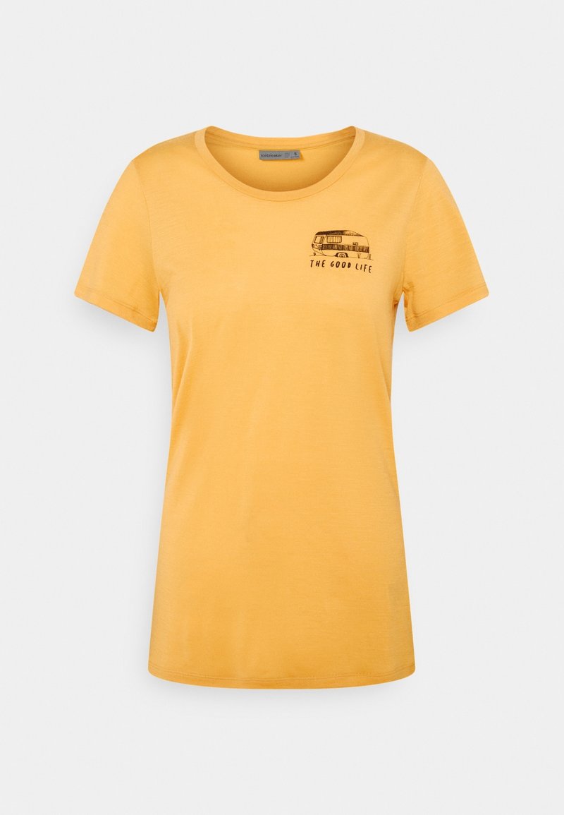 Gul T-shirt med korte ærmer og rund hals, med et lille sort campervan-grafik og teksten "THE GOOD LIFE" på venstre bryst.