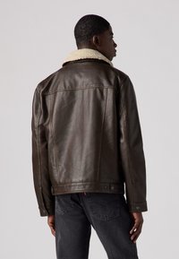 Levi's® TRUCKER COLLAR - Μπουφάν από συνθετικό δέρμα - brown