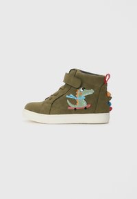 Baskets montantes khaki avec un motif de dragon, bande Velcro, design avec lacets et accents multicolores sur le talon. Semelle en caoutchouc.