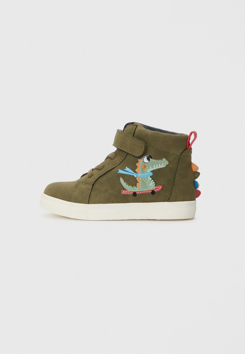 Baskets montantes khaki avec un motif de dragon, bande Velcro, design avec lacets et accents multicolores sur le talon. Semelle en caoutchouc.