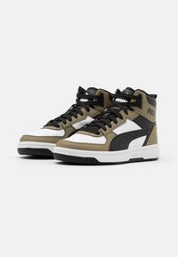 Sneakers s vysokým svrškem, které kombinují černou, bílou a olivově zelenou kůži. Perforovaná část u prstů, polstrovaný límec a kontrastní gumová podrážka.