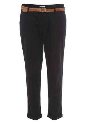 Zwarte katoenen broek met een ontspannen pasvorm, voorzien van een geweven tan riem. Mouwen met omslag en zakken bieden functionele details.