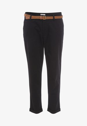 Schwarze Baumwollhosen mit lockerer Passform, ausgestattet mit einem gewebten, tanfarbenen Gürtel. Umschlagabschlüsse und Taschen bieten praktische Details.