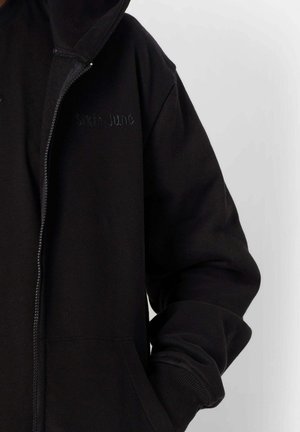 Sudadera con cremallera negra hecha de tela suave, con un bolsillo frontal, puños acanalados y "Sixth June" bordado en el pecho.