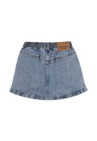 Denim nederdel med elastik i taljen. Lys blå stof, svajet design, og et brunt mærke på bagsiden med "TUMBLE 'N DRY" logo.