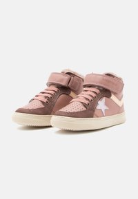 Baskets montantes en cuir rose et marron avec des détails perforés, une sangle Velcro réglable et un accent en forme d'étoile blanche. Semelle en caoutchouc texturé.