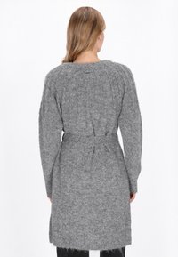 Grauer Strickcardigan mit langen Ärmeln, tailliertem Bund und gerippter Textur. Bietet eine gemütliche, lockere Passform und einen mittellangen Saum.