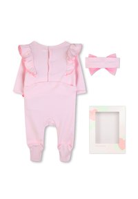 Ροζ βρεφικό φορμάκι με βολάν στους ώμους και κουμπιά κούμπωματος, ροζ κορδέλα κεφαλής που ταιριάζει, και διακοσμητικό κουτί με σχέδια καρδιών.