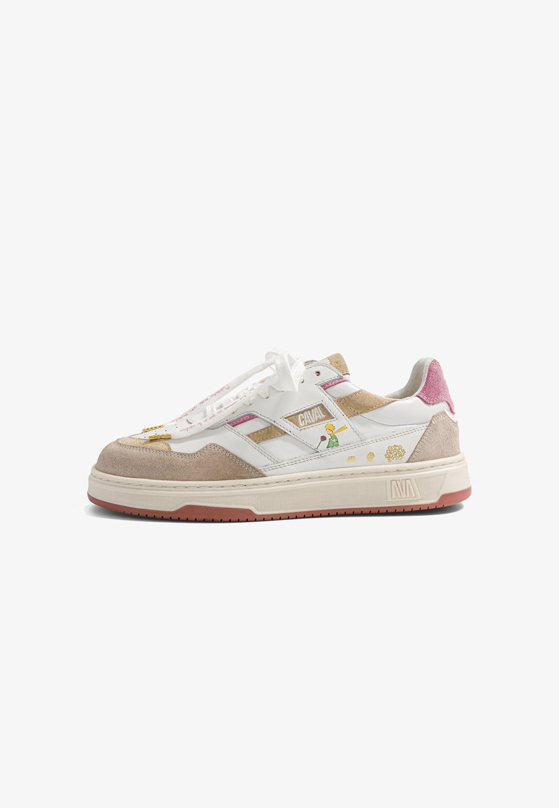 Baskets basses blanches avec des accents en daim beige et rose, personnage de dessin animé et texte doré sur le côté, lacets blancs et semelle marron clair.
