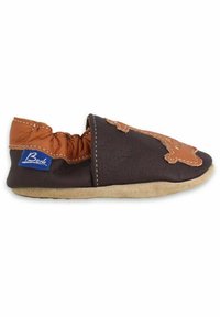 Bruine leren slipper met een tan leren accent, een elastische opening en een beige suède zool. Inclusief een blauw merklabel aan de zijkant.