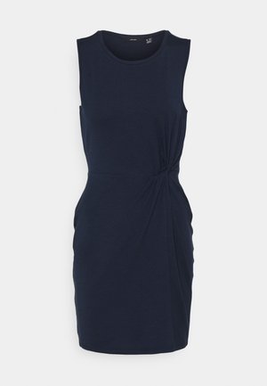 Robe bleu marine sans manches, longueur au genou, avec col rond et détail froncé sur le côté, sur un fond clair uni.