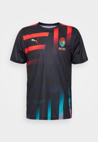 Černé sportovní tričko s červeno-turquoise geometrickými vzory. Obsahuje logo Puma a emblém na hrudi, vyrobené z materiálu odvádějícího vlhkost.