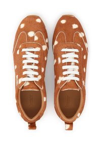 Pruunide ja valgete laikudega spordijalatsid, mis on valmistatud tekstuursest materjalist, valgete paeltega, ümarate varvaste kujuga ja kannal accentloop.