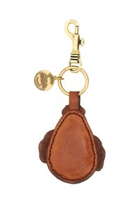 Portachiavi in pelle marrone, dalla forma a goccia con bordi texturizzati, moschettone in metallo dorato e targhetta decorativa in oro attaccata.
