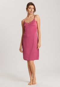 Vaaleanpunainen liukas satiinimekko, jossa on pitsireunus kaula-aukossa ja säädettävät ohuet hihnat.