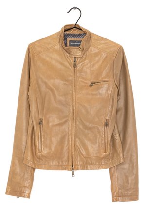 Leren jas in beige met opstaande kraag, ritssluiting aan de voorkant en drie ritszakken, hangend aan een zwarte hanger tegen een witte achtergrond.