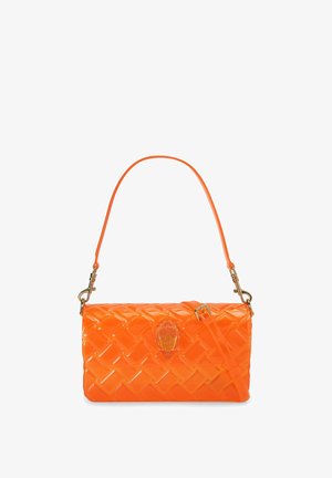 Borsa a mano lucida arancione con motivo trapuntato, chiusura dorata a forma di conchiglia e tracolla staccabile con ganci dorati.