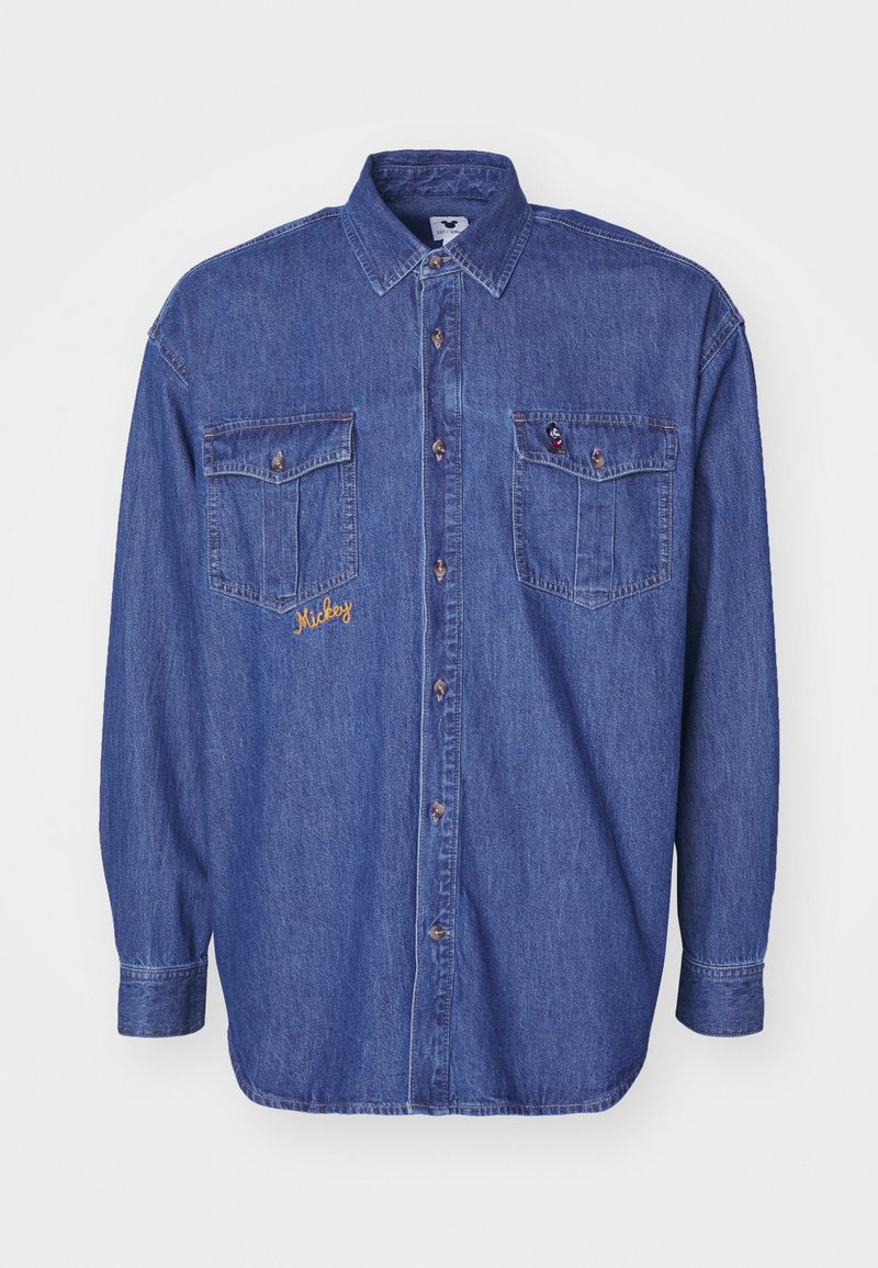 Denimhemd in Blau mit durchgehender Knopfleiste, zwei Brusttaschen und besticktem "Mickey" in Gelb auf der linken Tasche.