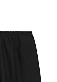 Schwarze Hosen aus glattem Material mit einem elastischen Bund und geradem Bein, ohne sichtbare Muster oder Verzierungen.