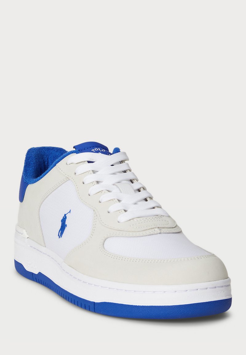 Weißer Sneaker mit blauen Akzenten, strukturiertem Stoff und glattem Leder. Verfügt über einen gepolsterten Schaft, ein Schnürsystem und ein Logo an der Seite.