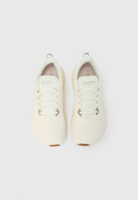 Pāris baltu Altra FWD VIA 2 skriešanas apavu ar šņorēm, skatīts no augšas uz vienmērīga balta fona.