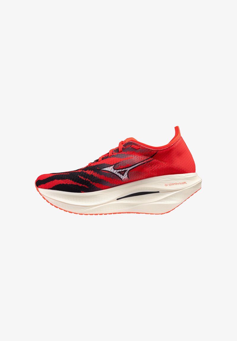 Scarpa da corsa rossa e nera con tomaia in maglia testurizzata, forma della suola esagerata e intersuola bianca a contrasto. Presenta un logo prominente sul lato.
