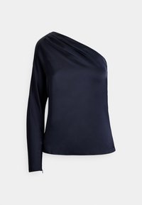 Τοπ από σατέν σε ναυτικό μπλε με έναν ώμο, μακριά μανίκια στην αριστερή πλευρά και ντραπαρισμένο ντεκολτέ στη δεξιά πλευρά.