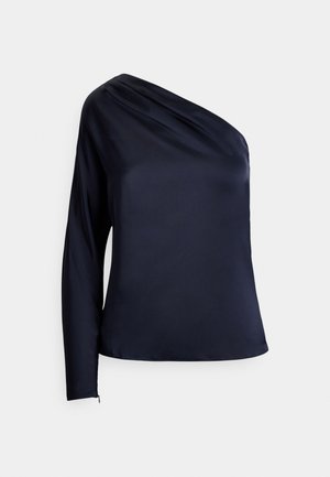 Τοπ από σατέν σε ναυτικό μπλε με έναν ώμο, μακριά μανίκια στην αριστερή πλευρά και ντραπαρισμένο ντεκολτέ στη δεξιά πλευρά.