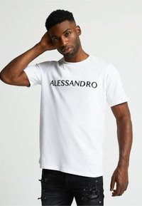Camiseta de algodón blanca con la palabra "ALESSANDRO" en texto negro en el pecho. Mangas cortas y diseño de cuello redondo.