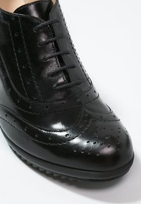 Pier One Zapatos de salón con cordones - black