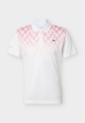 Λευκό κοντομάνικο πόλο με ροζ ψευδοψηφιακό καρό σχέδιο στο πάνω μέρος του στήθους και ένα μικρό μαύρο λογότυπο στη αριστερή πλευρά.