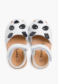 Sandales en cuir blanc avec des accents noirs, dotées d'un design de visage de panda, d'une sangle réglable et d'une semelle intérieure en cuir beige. Taille 27 indiquée à l'intérieur.