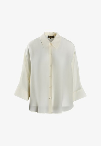 Blusa bianca a maniche corte realizzata in tessuto leggero, con colletto a punta, chiusura frontale con bottoni e vestibilità leggermente rilassata.