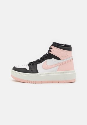 Høj sneaker i sort, hvid og pink med sorte snørebånd, pink ydersål accenter og en tyk hvid mellemsål.