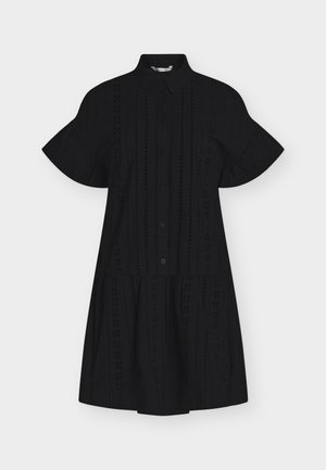 Musta lyhythihainen mekko, jossa on napitettava etuosa, hienovarainen pystysuora rei'itetty kuvio, korkea kaulus ja laskettu vyötärösauma.