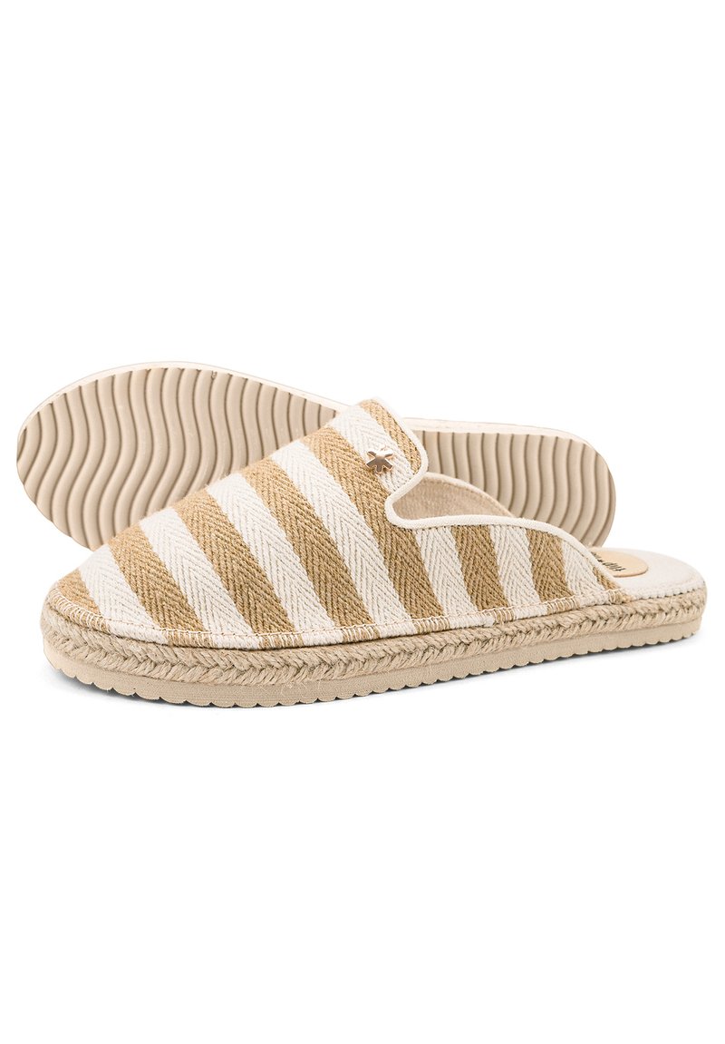 Zapatillas espadrilles rayadas en tonos beige y blanco, con suela de yute trenzado, textura suave, diseño de talón abierto y un pequeño acento metálico.