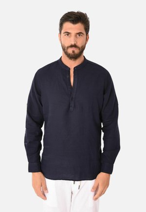 Camicia in lino blu navy con colletto alla cinese, maniche lunghe e pattina con bottoni; presenta una vestibilità rilassata e una leggera texture.